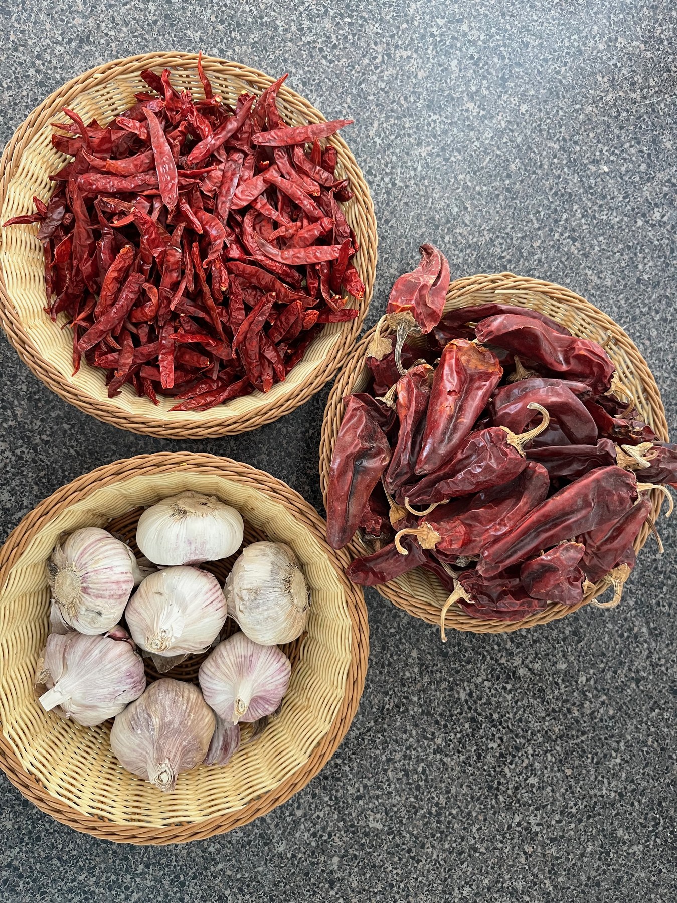 Canastas con chile seco y ajo para la preparación